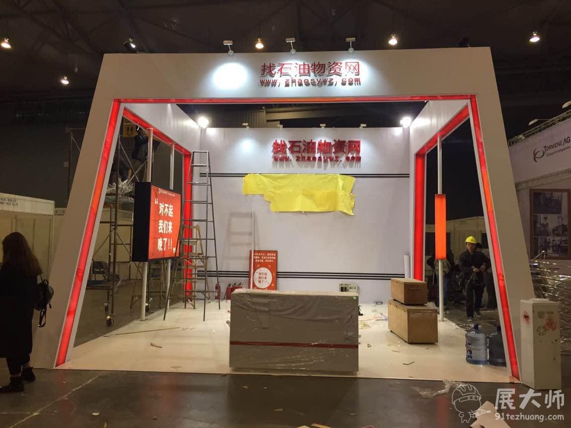 燈光中，展臺格外耀眼奪目。